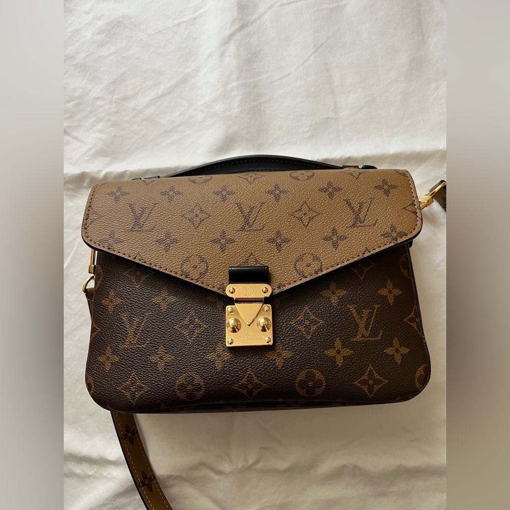 (SOLD) like new pochette Métis in reverse monogram. Worn only a couple times.